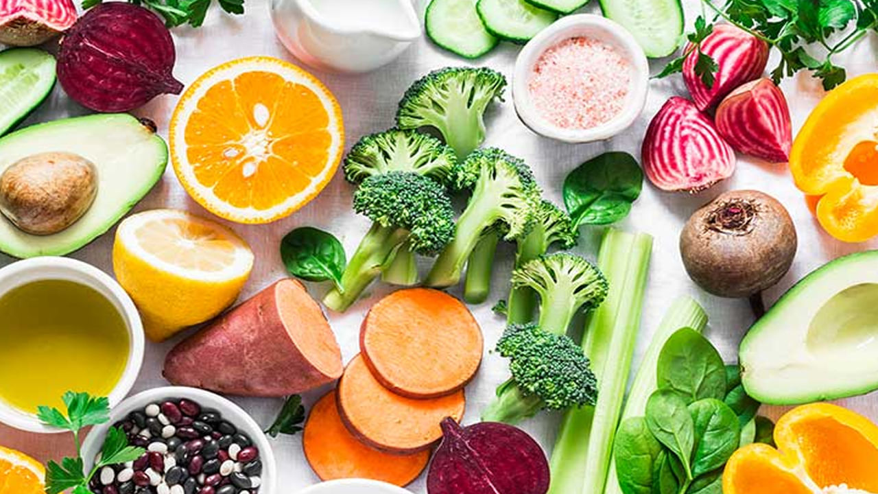 రోజుకు 65 మిల్లీ గ్రాముల నుంచి 90 మిల్లీ గ్రాముల విటమిన్ మనిషికి అవసరం. అయితే ఒక్క నారింజ పండు తింటేనే రోజంతా సరిపోయే 82 మిల్లీ గ్రాముల విటమిన్ సీ లభిస్తుంది. అలాగే ఎర్ర క్యాప్సికంలో 342 మిల్లీ గ్రాములు ఉంటే.. బ్రకోలీలో 89 మిల్లీ గ్రాములు ఉంటుంది. 