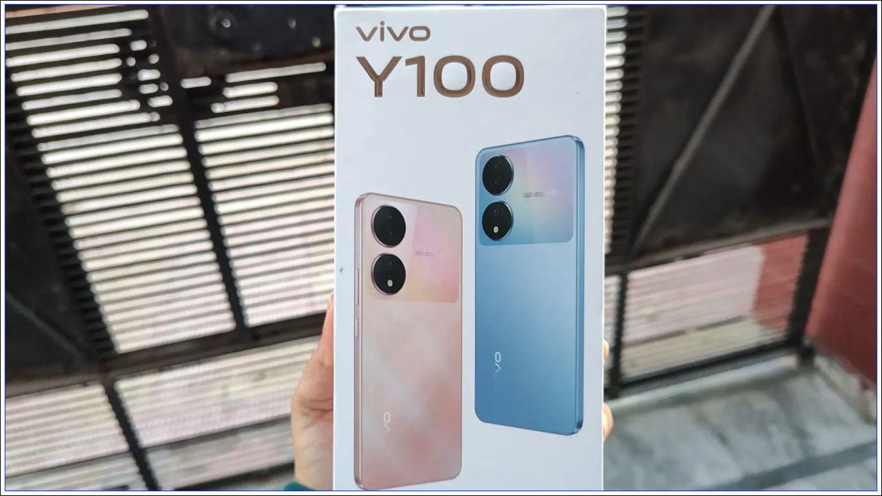 Vivo Y100 స్మార్ట్‌ఫోన్ 2400 x 1080 పిక్సెల్‌ల స్క్రీన్ రిజల్యూషన్‌తో 6.38-అంగుళాల పూర్తి HD ప్లస్ AMOLED డిస్‌ప్లేను కలిగి ఉంది. 90Hz రిఫ్రెష్ రేట్‌తో అమర్చబడి, ఫోన్ వెనుక సూర్యకాంతి ఆధారంగా రంగు మారుతుంది. ఇది MediaTek Dimensity 900 SoC ప్రాసెసర్‌పై రన్ అవుతుంది. ఇది Android 13 ఆధారిత FunTouch OS 13 సపోర్ట్‌తో రన్ అవుతుంది. మెమరీ కార్డ్‌ని ఉపయోగించి స్టోరేజ్ కెపాసిటీని విస్తరించుకునే ఆప్షన్ కూడా ఉంది.