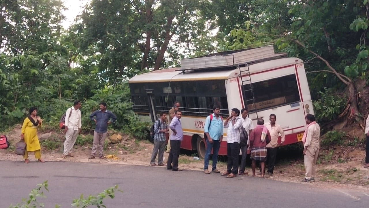 Bus Accident: ఘాట్ రోడ్డు వద్ద ఆర్టీసీ బస్సు బ్రేక్ ఫెయిల్.. డ్రైవర్ చాకచక్యంతో తప్పిన పెను ప్రమాదం.. ప్రయాణీకులు సురక్షితం..