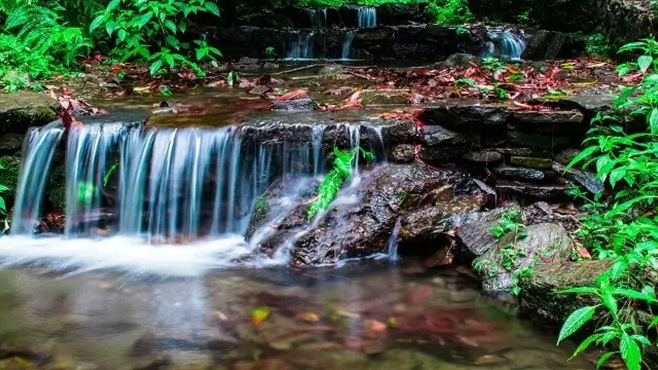 ట్రెక్కింగ్ ద్వారా జలపాతాన్ని చూడవచ్చు. దీనితో పాటు అనేక పురాతన దేవాలయాలు కూడా చూడవచ్చు.