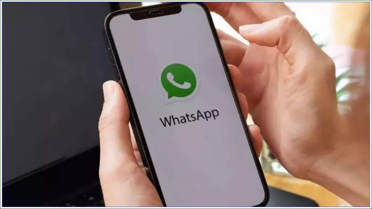 ప్రముఖ యాప్ వాట్సాప్ను ఉపయోగించని వారు స్మార్ట్ఫోన్లు వాడేవారు చాలా తక్కువ. చాటింగ్ చేయడమే కాదు ఇప్పుడు యాప్ కూడా అవసరానికి ఉపయోగపడుతోంది. ఫలితంగా ఉదయం లేచినప్పటి నుంచి రాత్రి నిద్రపోయే వరకు ఈ యాప్ లేకుండా ఉండని పరిస్థితి నెలకొంది. చిన్నారుల నుంచి పెద్దల వరకు వాట్సాప్ చాటింగ్తో ఫోటోలు, వీడియోలు చూస్తూ ఉండిపోతుంటారు. ఎంత బిజీగా ఉన్నా వాట్సాప్ చూడని వారుండరు.