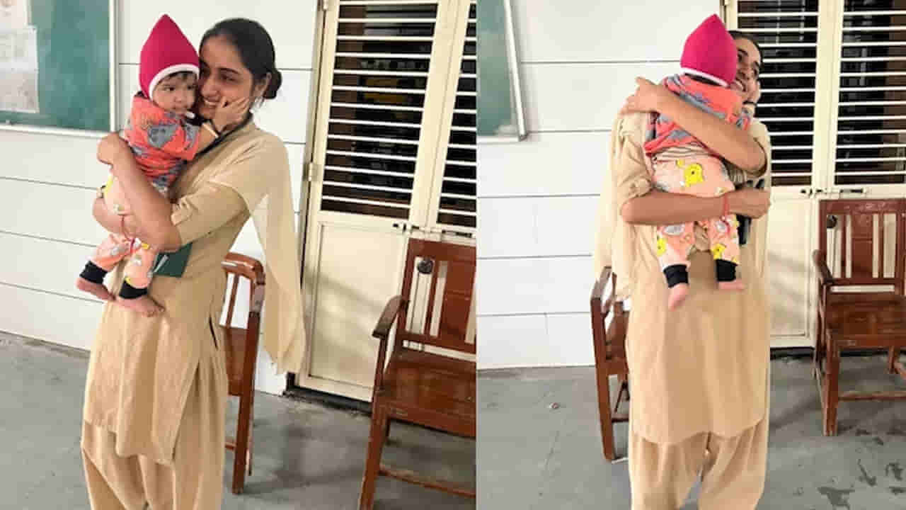 బిడ్డను ఎత్తుకొని పరీక్ష కేంద్రానికి వచ్చిన తల్లి.. మానవత్వం చాటుకున్న పోలీస్ కానిస్టేబుల్