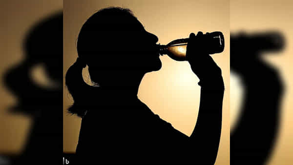 మంచి నీళ్లనుకుని యాసిడ్ తాగిన మహిళా కూలీ