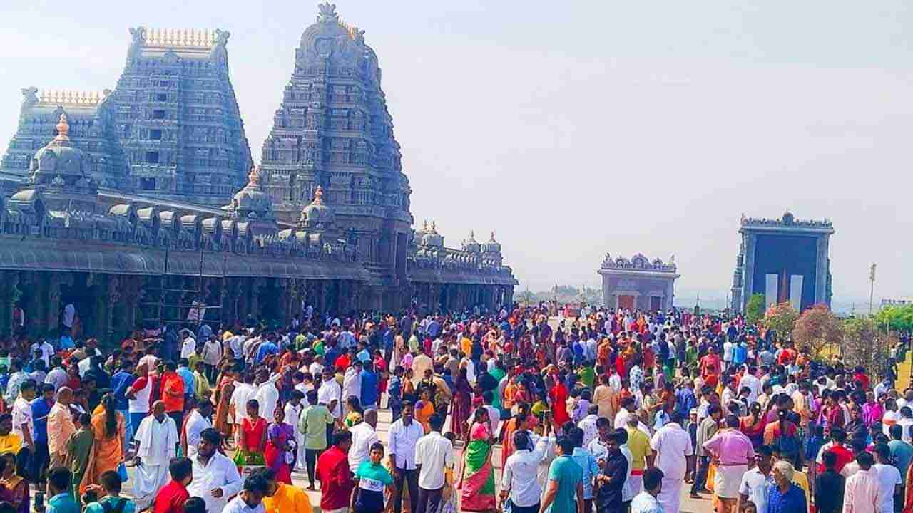 Yadadri Temple: యాదాద్రికి కామిని ఏకాదశి సందర్భంగా పోటెత్తిన భక్తులు .. మంత్రి ఎర్రబెల్లి దంపతులు ప్రత్యేక పూజలు