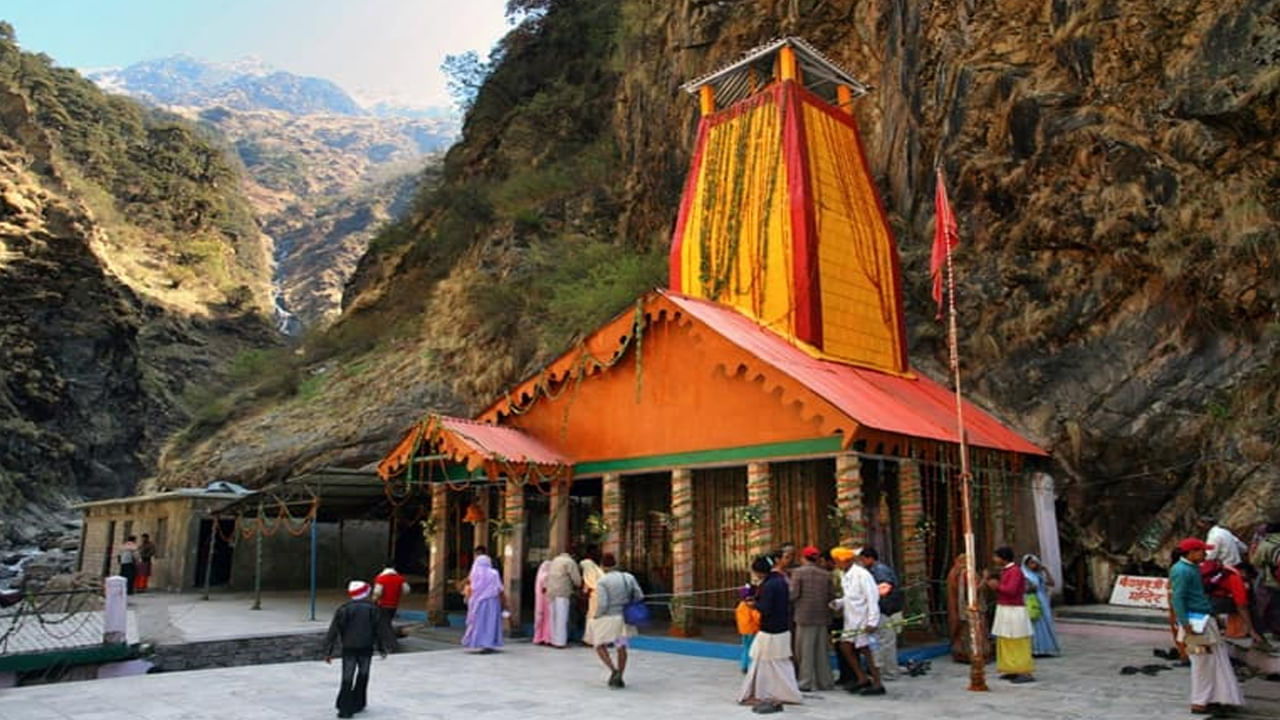 Yamunotri Temple- యమునా నదికి మూలంగా పిలువబడే యమునోత్రి ధామ్ చాలా పవిత్రమైనది మరియు గౌరవనీయమైనదిగా పరిగణించబడుతుంది. ఇది ఉత్తరకాశీ నుండి కేవలం 129 కి.మీ.