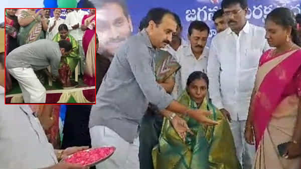 Andhra Pradesh: వాలంటీర్ కాళ్లు కడిగి సన్మానం చేసిన వైసీపీ ఎమ్మెల్యే..