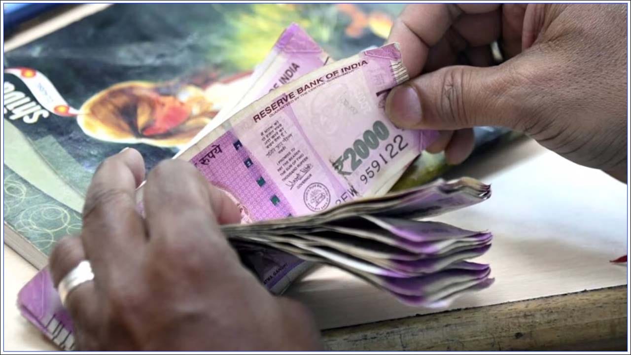 ఆగస్టు నెల ముగియనుంది. రేపటి నుంచి సెప్టెంబర్ నెల ప్రారంభం కానుంది. నెలలు మారుతున్న కొద్దీ గుర్తుంచుకోవలసిన అనేక ఆర్థిక విషయాలు ఉన్నాయి. ఈ ముఖ్యమైన ఆర్థిక విషయాల గురించి మర్చిపోవద్దు. మరిచిపోతే మీకే నష్టం. ఇందులో ముఖ్యమైనది రూ.2000 నోటు మార్పు. రిజర్వ్ బ్యాంక్ ఆఫ్ ఇండియా నోట్లను మార్చుకునేందుకు గడువు ఇస్తుందనే గ్యారంటీ లేదు. బ్యాంకుకు వెళ్లి రూ.2000 నోటును వెంటనే మార్చుకోండి.