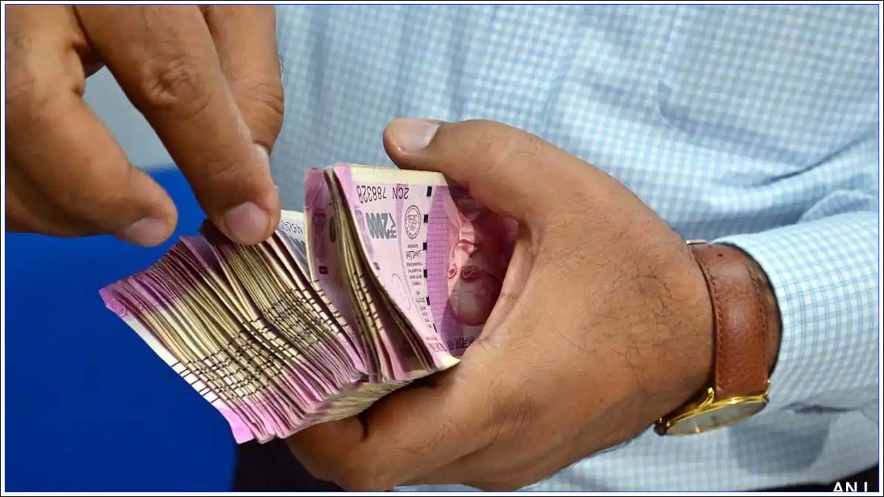 ప్రజల సౌకర్యార్థం 2000 రూపాయల నోట్లను మార్చుకునేందుకు సెప్టెంబర్ 30 చివరి తేదీగా ఆర్బీఐ ప్రకటించింది. బ్యాంకును ఎక్కడ, ఎలా, ఎప్పుడు మార్చాలనే ఆందోళన లేకుండా బ్యాంకును మార్చుకోవాలని సూచించారు. ఇందుకోసం నాలుగు నెలల సమయం కూడా ఇచ్చారు. మీ దగ్గరలో ఉన్న ఏదైనా బ్యాంకుకు వెళ్లి నోట్లను సులభంగా మార్చుకునే వెసులుబాటు కల్పించింది ఆర్బీఐ.