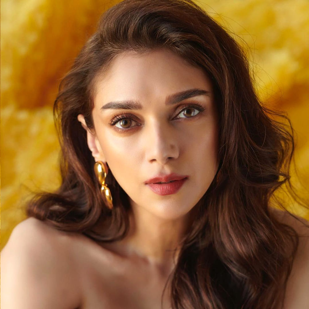 ఆతర్వాత అంతరిక్షం, వి, మహా సముద్రం సినిమాల్లో నటించి మెప్పించింది. ఇక ఈ అమ్మడు సోషల్ మీడియాలో ఎంత యాక్టివ్ గా ఉంటుందో ప్రత్యేకంగా చెప్పాల్సిన అవసరం లేదు. 