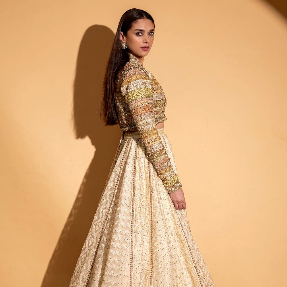 తాజాగా అధితి రావు షేర్ చేసిన ఫోటోలు వైరల్ గా మారాయి. ఈ గ్లామరస్ ఫోటోల పై నెటిజన్స్ ఇంట్రెస్టింగ్ కామెంట్స్ చేస్తున్నారు. 