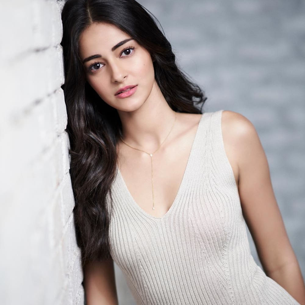 Ananya Pandey: ఇటీవల విడుదలైన సినిమా రాకీ ఔర్‌ రాణీ కీ ప్రేమ్‌ కహానీ. ఈ చిత్రంలో రణ్‌వీర్‌సింగ్‌, ఆలియా జంటగా నటించారు. ఓ పాటలో అనన్య పాండే స్టెప్పులేశారు. హార్ట్ త్రోబ్‌ అనే ఆ సాంగ్‌ని షేర్‌  చేశారు అనన్య. తన జీవితంలో మర్చిపోలేని క్షణాలని అన్నారు. రణ్‌వీర్‌ డ్యాన్స్ చేసినట్టు, ఎవరూ చేయలేరని చెప్పారు. కరణ్‌తో పనిచేయడం ఆనందంగా ఉందని అన్నారు లైగర్‌ బ్యూటీ. 