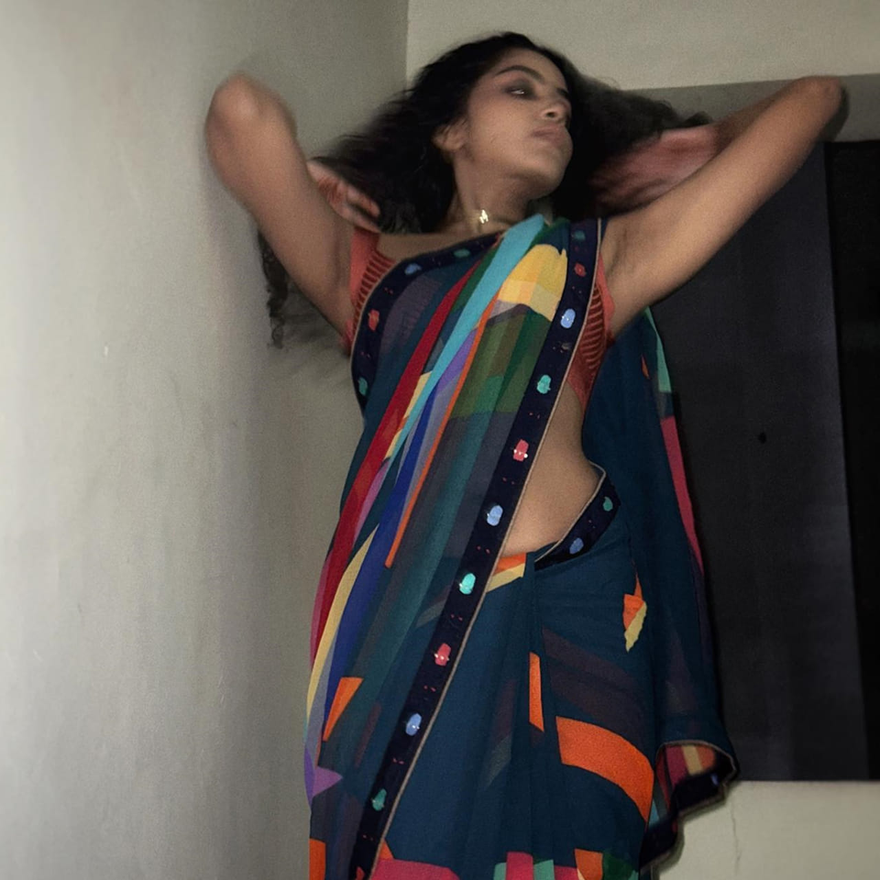 ఇండస్ట్రీలో అనుపమ పరమేశ్వరన్ క్రేజ్ గురించి చెప్పక్కర్లేదు. తాను చేసింది తక్కువ సినిమాలే అయినా యూత్ లో ఫాలోయింగ్ సంపాదించుకుంది. సోషల్ మీడియాలో ఈ అమ్మడి ఒక్క పోస్ట్ పెడితే చాలు, అది ట్రేండింగ్ లో నిలవాల్సిందే.