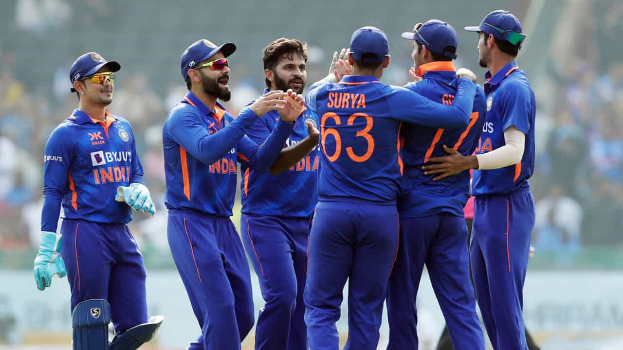 Asia Cup 2023: బోర్డ్ ఆఫ్ కంట్రోల్ ఫర్ క్రికెట్ ఇన్ ఇండియా (BCCI) సెలక్షన్ కమిటీ ఆసియా కప్ 2023 కోసం 17 మంది సభ్యులతో కూడిన భారత జట్టును ప్రకటించింది. అజిత్ అగార్కర్ నేతృత్వంలోని సెలక్షన్ కమిటీ ఆసియా కప్ 2023 కోసం ముగ్గురు బ్యాడ్ లక్ ప్లేయర్లను ఎంపికలు చేయడం ద్వారా ట్రోఫీలో వెనకడు వేసే ప్రమాదంలో పడింది.