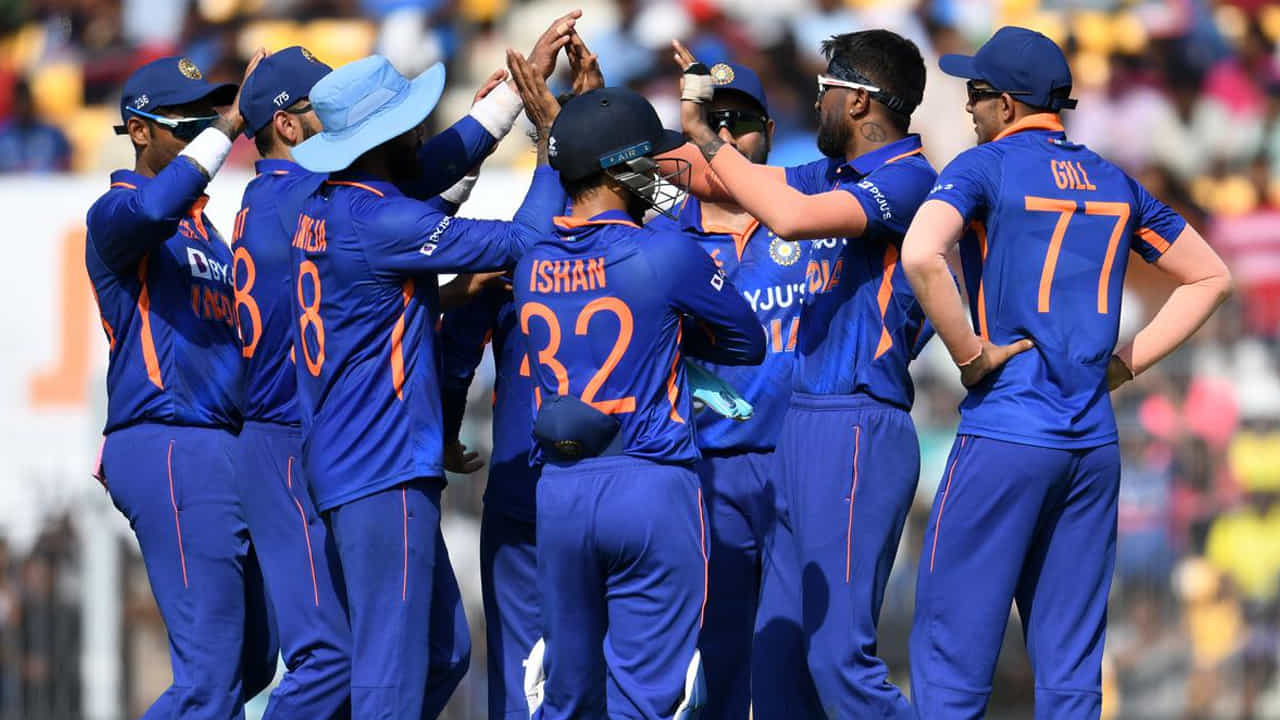 ఇండియన్ ప్రీమియర్ లీగ్ (IPL 2023) చివరి సీజన్లో పటిష్ట ప్రదర్శన చేసిన గిల్, వెస్టిండీస్ పర్యటనలో తన ఫాంను నిలబెట్టుకోలేకపోయాడు. అయితే టీ20 సిరీస్లో అరంగేట్రం చేసిన తర్వాత తిలక్ వర్మ తన బ్యాటింగ్తో ఆకట్టుకున్నాడు.