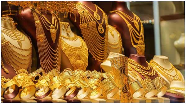Gold Price Today: గోల్డ్ ప్రియులకు గుడ్ న్యూస్.. తగ్గిన బంగారం, వెండి ధరలు.. తులం ఎంత ఉందంటే..?
