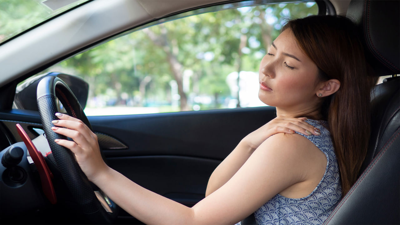 కొన్ని సులభమైన చిట్కాలు పాటిస్తే ఈ నొప్పిని సులువుగా తగ్గించుకోవచ్చు. మీరు డ్రైవింగ్ చేసే విధానంలో కొన్ని చిన్న మార్పులు చేస్తే చాలు. కాబట్టి ఈరోజు అలాంటి చిట్కాల గురించి తెలుసుకుందాం.