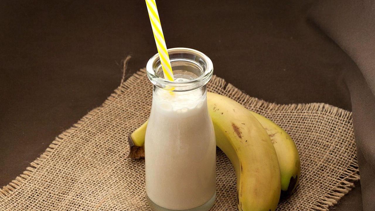 అరటి- పాలు: ఆయుర్వేదం ప్రక్రారం అరటిపండు- పాలు కలిపి తినడం మంచిది కాదు. ఆయుర్వేదం ఈ కలయికను విషంగా పరిగణిస్తుంది. ఇది శరీరంలో బరువును సృష్టించి, మనస్సును నెమ్మదిస్తుంది అని అంటారు. కానీ ఇప్పటికీ, అరటిపండు..పాలు కొంతమందికి చాలా ఇష్టమైన ఆహారం. అటువంటప్పుడు అరటి చాలా పండినట్లు నిర్ధారించుకోండి. అలాగే, జీర్ణ రుగ్మతలను నివారించడానికి, ఏలకులు..జాజికాయను ఇందులో కలిపితే మంచిది.