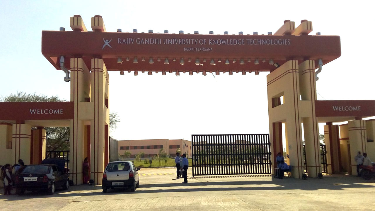 Basara IIIT: బాసర ట్రిపుల్ ఐటీలో ముగిసిన సిక్ హాలిడేస్.. ఇంకా క్యాంపస్ చేరని విద్యార్థులు..