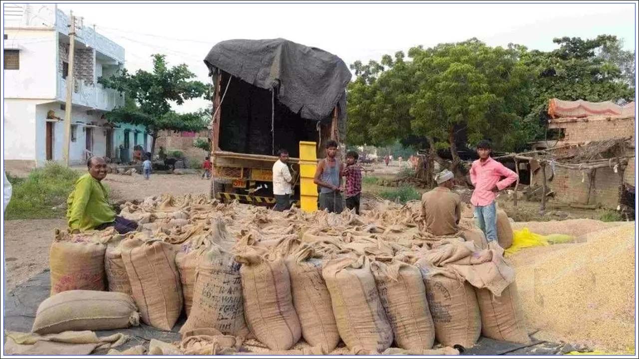  బాస్మతి బియ్యం ఎగుమతులపై కేంద్ర ప్రభుత్వం కొన్ని ఆంక్షలు విధించింది. కొద్ది రోజుల క్రితం ప్రభుత్వం సన్న బియ్యం ఎగుమతి చేయడాన్ని నిషేధించింది. ఇప్పుడు అది నిర్ణీత ధర స్థాయి బాస్మతి బియ్యం ఎగుమతిని పరిమితం చేసింది. ప్రస్తుత నివేదిక ప్రకారం.. టన్నుకు 1,200 డాలర్లు (సుమారు రూ. లక్ష) కంటే ఎక్కువ ఎగుమతి ఒప్పందం ఉన్న బాస్మతి బియ్యం మాత్రమే ఎగుమతి చేయడానికి అనుమతించబడుతుంది. 