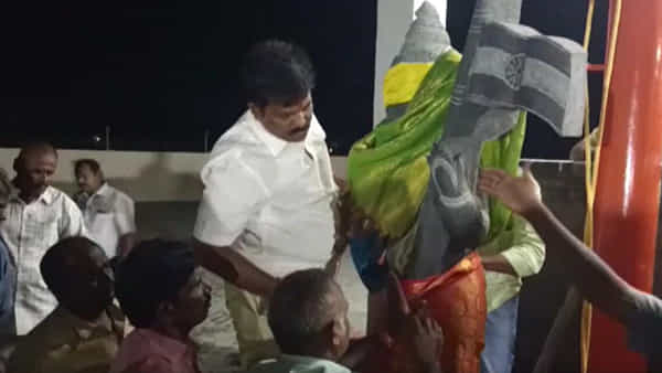 BJP Office బీజేపీ కార్యాలయంలో ప్రతిష్ఠించిన భరత మాత విగ్రహం.. తొలగించిన అధికారులు, పోలీసులు