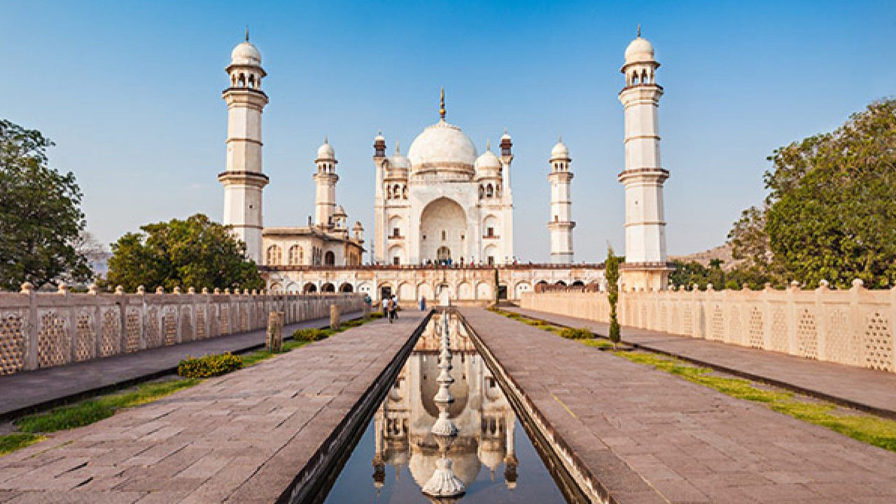 Bibi ka maqbara aurangabad: దీనిని పేదవారి తాజ్ మహల్ అని కూడా అంటారు. ఆగ్రాలోని అసలైనది శాశ్వతమైన ప్రేమకు ప్రతిరూపం అయితే, ఔరంగాబాద్ తాజ్ మహల్ ప్రతిరూపాన్ని ఔరంగజేబు కుమారుడు ప్రిన్స్ ఆజం ఖాన్ తన సామ్రాజ్ఞి-తల్లి రబియా-ఉద్-దౌరానీ జ్ఞాపకార్థం నిర్మించాడు. దీనిని దక్కన్ తాజ్ అని కూడా పిలుస్తారు. నాలుగు మినార్లను కలిగి ఉంది. దాని చుట్టూ తోటలు ఉన్నాయి. ఇది పర్యాటకులను ఎంతగానో ఆకట్టుకునే ప్రదేశం.