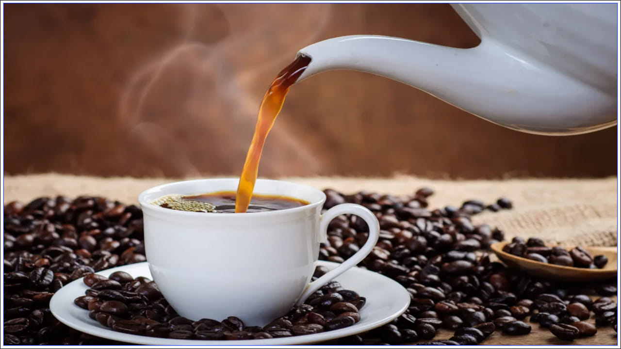 కాఫీలో కెఫిన్ ఎక్కువగా ఉంటుంది. ఇది రక్తపోటును పెంచుతుంది. అలాగే పాలు, చక్కెర కలిపి తాగడం వల్ల మధుమేహం వచ్చే ప్రమాదం ఉంది. అంతే కాకుండా బ్లాక్ కాఫీ తాగితే శరీరానికి శక్తిని ఇవ్వడంతో ఆరోగ్యానికి మేలు చేస్తుంది. బరువు తగ్గాలనుకునే వారికి బ్లాక్ కాఫీ మేలు చేస్తుందని మీకు తెలుసా..? అందులో తేనె కలిపితే చాలు. ఇది మిమ్మల్ని ఏ సమయంలోనైనా ఫిట్‌గా చేస్తుంది.