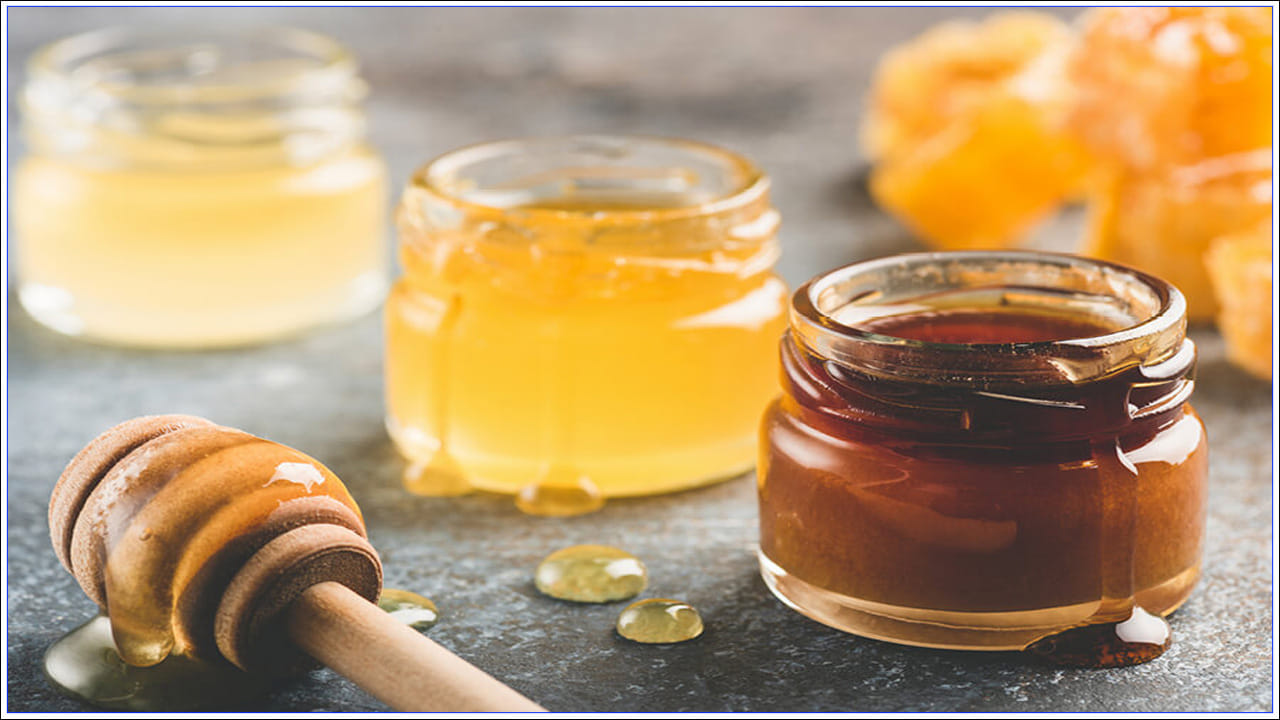 తేనె బరువును ఎలా తగ్గిస్తుంది?: కొవ్వు కరిగించడంలో తేనె  కీలక పాత్ర పోషిస్తుంది. ఇందులో కొవ్వు కరిగించేందుకు ప్రధాన పోషకాలు ఉన్నాయి. అందుకే చాలా మంది ఆరోగ్య నిపుణులు కొవ్వును తగ్గించడానికి తేనెను తాగాలని సిఫార్సు చేస్తారు. ఇది జీవక్రియను మెరుగుపరుస్తుంది.