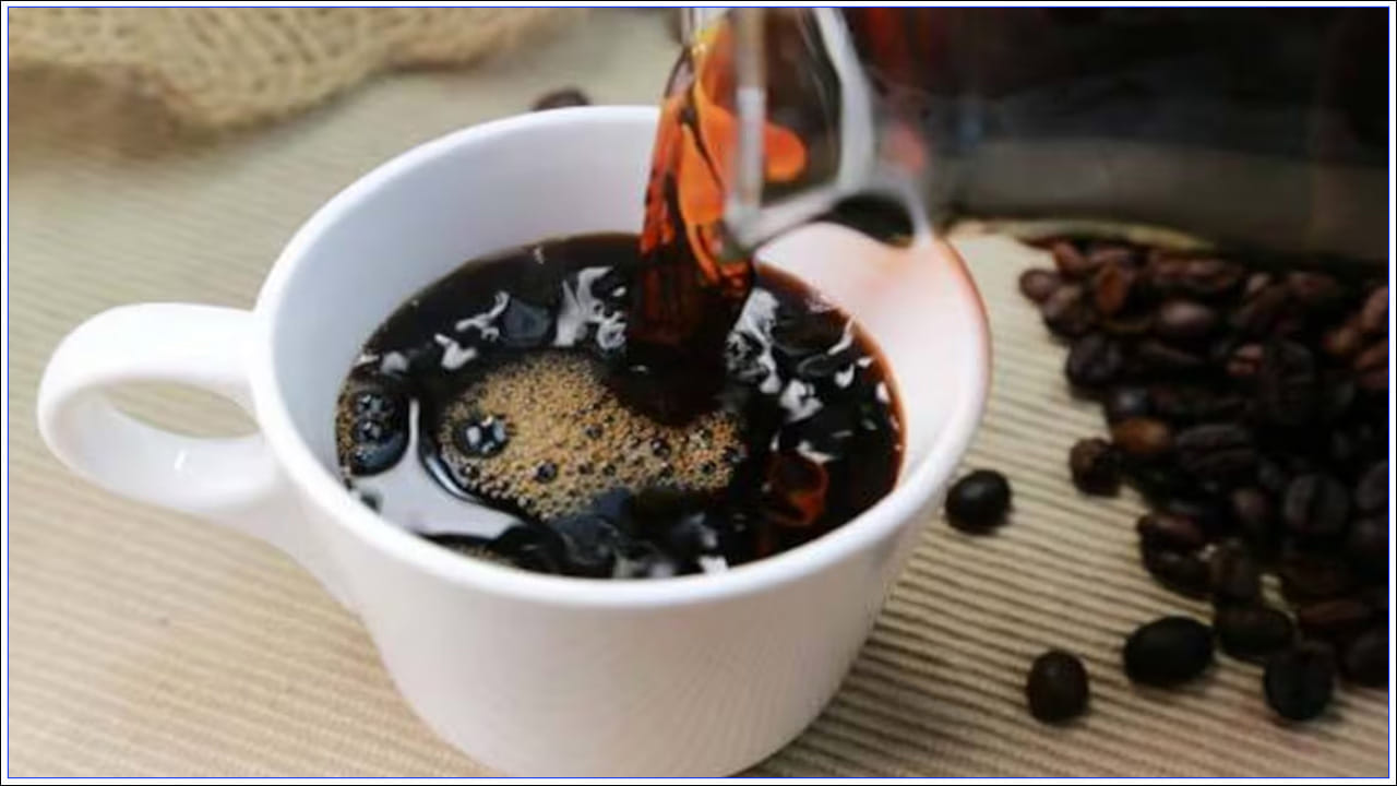 బ్లాక్ కాఫీలో తేనెను కలిపి తీసుకుంటే, ఈ కలయిక బరువు తగ్గించే ప్రక్రియలో చాలా సహాయపడుతుంది. శరీర శక్తిని తగ్గించదు. తేనెలో సహజ చక్కెర ఉంటుంది. ఇది శరీరానికి హాని కలిగించదు. ఈ పానీయం నుంచి ఎక్కువ ప్రయోజనం పొందడానికి ఉదయం ఖాళీ కడుపుతో తాగాలి.