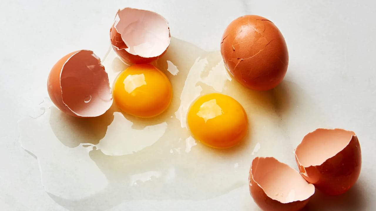 పాడైపోయిన గుడ్లను ఎలా గుర్తించాలి: పాడైపోయిన గుడ్లను వాసన ద్వారా గుర్తించవచ్చు. ఒక పాత్రలో గుడ్డు పగులగొట్టి వాసన చూడండి. రెగ్యులర్‌ స్మెల్ కాకుండా చెడు వాసన వస్తున్నట్లయితే మాత్రం ఆ గుడ్లు పాడైపోయినట్లే.