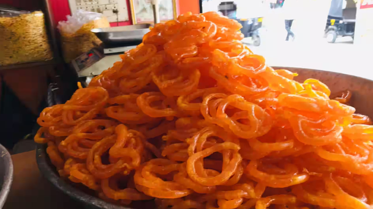 జిలేబిని ఇష్టపడని వారు ఉండరనడంలో ఎలాంటి సందేహం లేదు. ప్రతీ ఒక్కరికీ ఈ స్వీట్ నచ్చుతుంది. సహజంగా మనం రోడ్డు పక్కన ఉండే జిలేబి సెంటర్లలోనే కొనుగోలు చేస్తుంటాం. అయితే అక్కడ ఉపయోగించే పిండి మంచిదేనా, నూనె నాణ్యతతో కూడినదేనా అనే అనుమానం రాకమానదు. దీంతో రోడ్డు పక్కన లభించే జిలేబి విషయంలో ఒకటికి రెండు సార్లు ఆలోచించుకోవాల్సిన పరిస్థితి ఉంటుంది. అయితే ఇంట్లోనే మీకు నచ్చినట్లు జిలేబీని తయారు చేసుకుంటే ఆరోగ్యానికి ఆరోగ్యం, రుచికి రుచి దొరుకుతుంది. మరి జిలేబి తయారు చేసుకోవడానికి కావాల్సిన పదార్థాలు ఏంటి.? ఎలా తయారు చేయాలి.? స్టెప్‌ బై స్టెప్‌ ప్రాసెస్‌ మీకోసం.