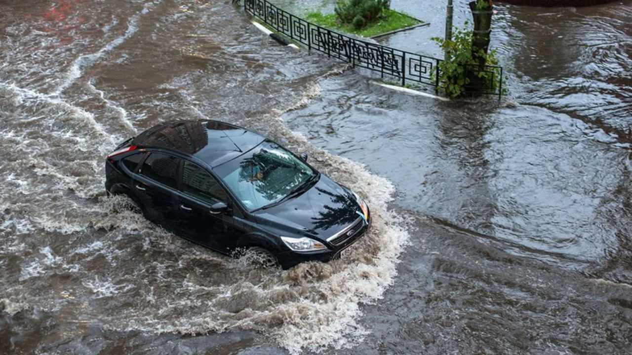 ముందుగా బ్యాటరీ కనెక్షన్‌ని డిస్‌కనెక్ట్ చేయడానికి ప్రయత్నించండి. ఇలా చేయడం వల్ల మీ కారు ఎలక్ట్రికల్ వైర్లు, విడిభాగాలు రక్షించబడతాయి. షార్ట్ సర్క్యూట్ వంటి ఏదైనా సంఘటన నుంచి కారును రక్షించడానికి ఇది సహాయపడుతుంది.