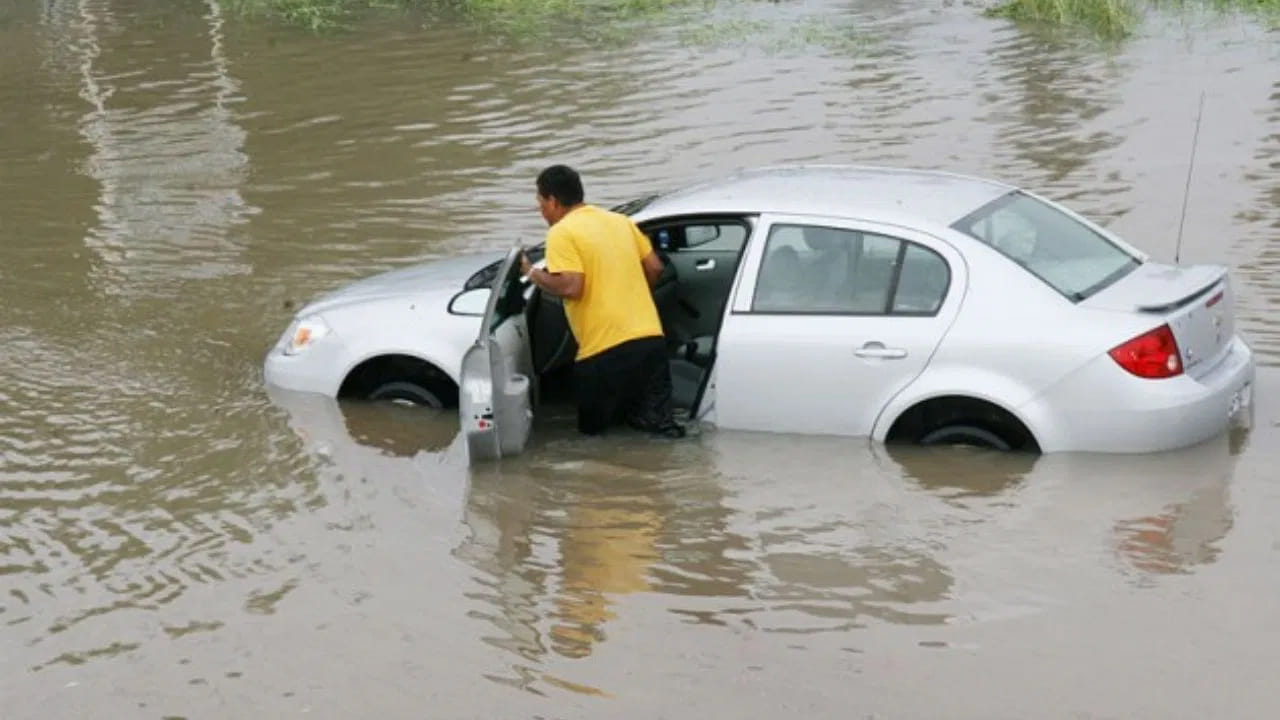 కారును స్టార్ట్ చేయకుండానే కారును తరలించడానికి ప్రయత్నించండి. మీకు దగ్గరగా ఎవరైన ఉంటే వారి సహాయం తీసుకుని కారును ఎత్తైన ప్రాంతానికి తరలించడానికి ప్రయత్నించండి.