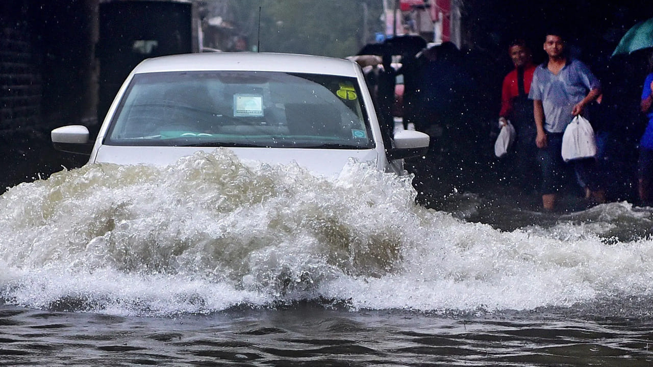 అవసరమైతే, ఆయిల్ గేజ్‌ని తనిఖీ చేసి.. సర్వీస్ స్టేషన్‌కు తీసుకెళ్లండి. వర్షం నీటి కారణంగా నిలిచిపోయిన కార్లలోని డీజిల్ ఫిల్టర్, ఎయిర్ ఫిల్టర్, ఇంజిన్ ఫ్లష్,  ఆయిల్ ఫిల్టర్‌లను తనిఖీ చేయండి.