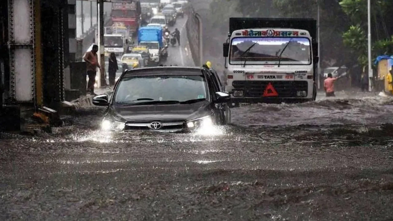 వర్షపు నీటితో నిండిన ప్రదేశంలో కారు చిక్కుకున్నప్పుడు.. ఎయిర్ ఫిల్టర్, ఎగ్జాస్ట్ పైపు ద్వారా నీరు కారులోకి ప్రవేశిస్తుంది. కాబట్టి ముందుగా కారు ఇంజిన్‌ను ఆపేయాలి. కారును నీటిలో ఉన్నప్పుడు ఎప్పుడూ స్టార్ట్ చేయకూడదు. ఇది ఇంజిన్‌లోకి నీరు వచ్చేలా చేస్తాయి. కారుకు తీవ్రమైన నష్టాన్ని కలిగిస్తుంది.