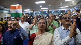 Chandrayaan 3: చక్కనమ్మ చందమామ చిక్కితే ఇంత ఆనందమా.. సామాన్యుల నుంచి సెలబ్రెటీల వరకూ దేశ వ్యాప్తంగా సెలబ్రేషన్స్.. Chandrayaan 3: చక్కనమ్మ చందమామ చిక్కితే ఇంత ఆనందమా.. సామాన్యుల నుంచి సెలబ్రెటీల వరకూ దేశ వ్యాప్తంగా సెలబ్రేషన్స్..