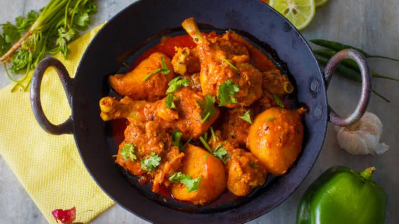 నిన్నటి ఆహారం ఆరోగ్యానికి ఎప్పుడూ మంచిది కాదు. అయితే ఒక గిన్నె కోడి కూర మిగిలితే మాత్రం పారేయాలనిపించదు. అలాంటప్పుడు ఏం చేయాలి? పాత చికెన్ పులుసుతో కొత్తగా ఏమైనా చేయండి.