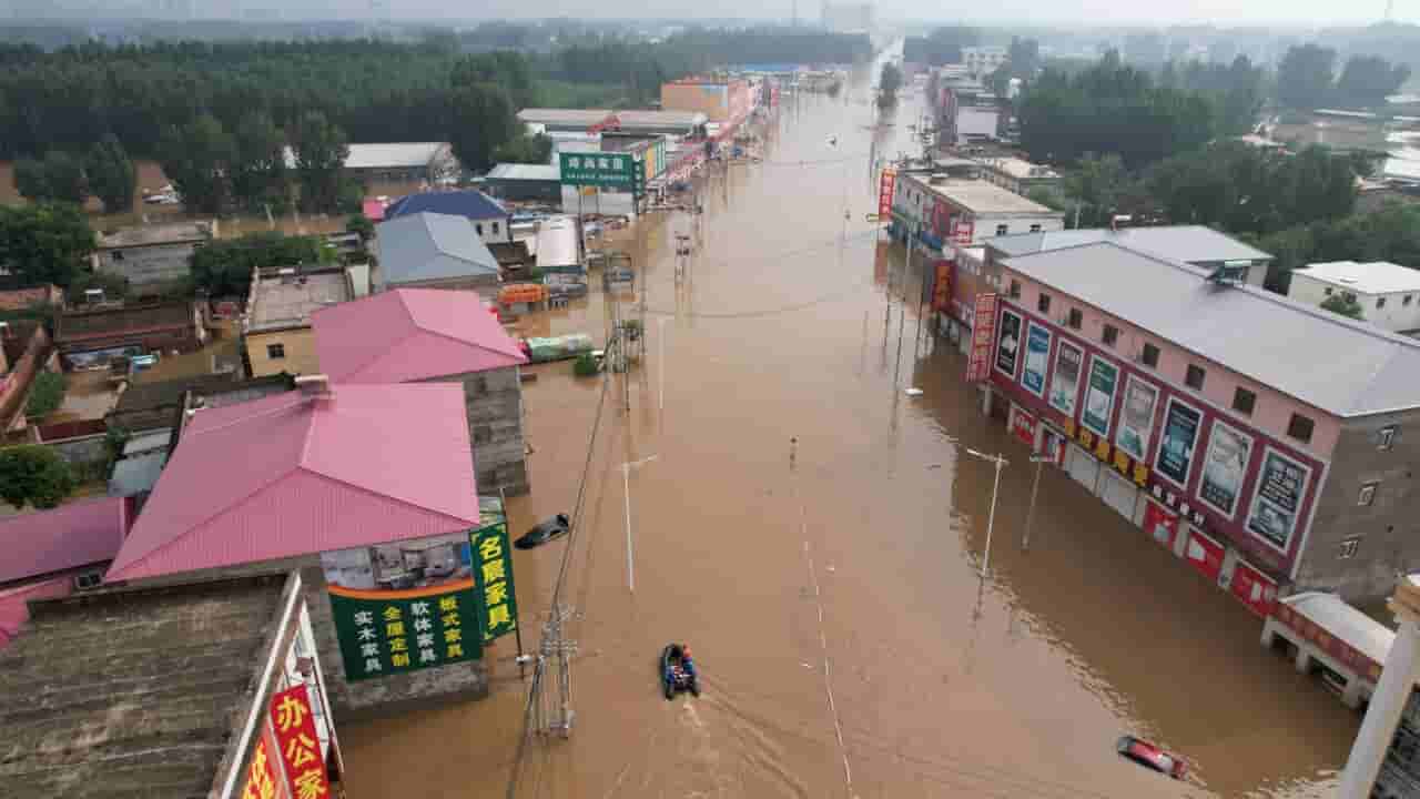 China Rains: వర్షాలు, వరదలతో చైనా అతలాకుతలం.. సోషల్ మీడియాలో షాకింగ్ దృశ్యాలు..