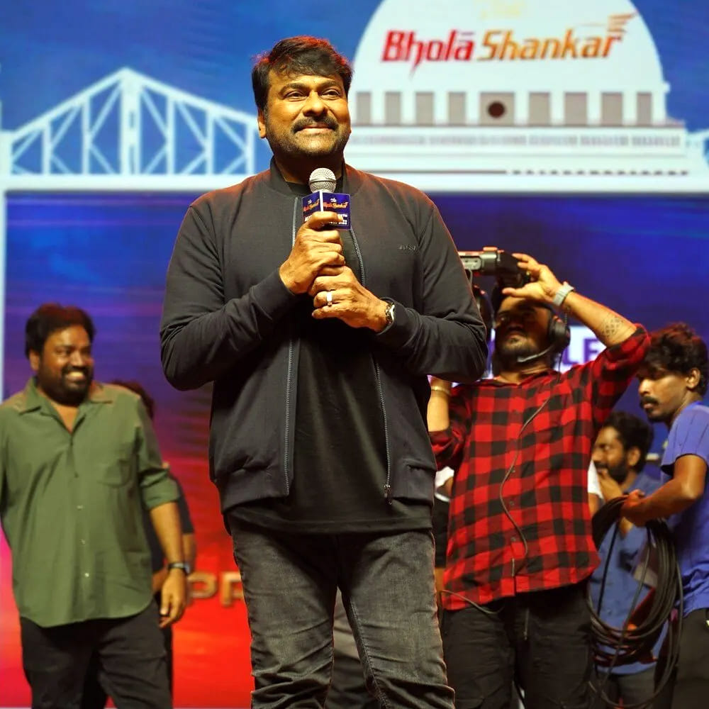 సినిమా ఇండస్ట్రీ పుష్పక విమానం లాంటిదని అన్నారు మెగాస్టార్‌. ఎంత మంది వచ్చినా స్థానం ఉంటుందని చెప్పారు. అక్షయ పాత్రలాగా అందరి ఆకలి తీరుస్తుందని అన్నారు. సినిమా ఇండస్ట్రీలోకి రావడానికి ఎవరూ వెనకడుగు వేయొద్దని సూచించారు.  'భోళా శంకర్‌' ప్రీ రిలీజ్‌ వేడుకలో ఆయన మాట్లాడారు. అమ్మ ప్రేమ, అభిమానుల ప్రేమా బోర్‌ కొట్టదని అన్నారు. మంచి కథ దొరికినప్పుడు రీమేక్‌ చేయడానికి వెనుకాడనని తెలిపారు.  