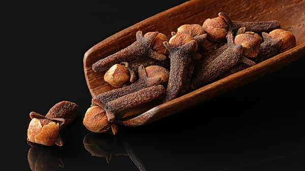 Cloves: కేవలం రెండు లవంగాలు నోట్లో వేసుకుంటే చాలు.. ఆ సమస్యలన్నీ పరార్!