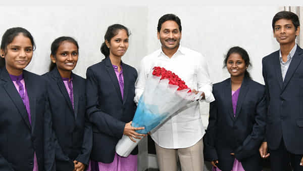 Andhra Pradesh: సీఎం జగన్ని కలిసిన గురుకుల విద్యార్థులు.. ఒక్కొక్కరికి రూ. లక్ష ఆర్థిక సాయం, ట్యాబ్ అందించిన ముఖ్యమంత్రి..
