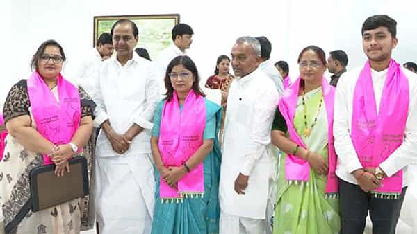 BRS Party: గులాబీ పార్టీలో ‘మహా’జోష్.. బీఆర్ఎస్లో విలీనమైన స్వరాజ్య మహిళా సంఘటన్.. కేసీఆర్ సమక్షంలో..