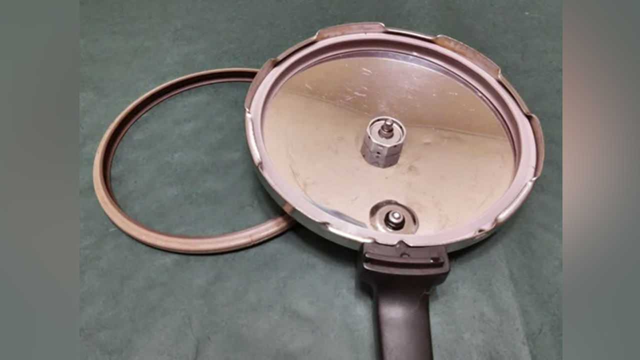 కుక్కర్ను ఎక్కువగా వినియోగించడం వలన అందులోని రబ్బర్(గ్యాస్కెట్) వదులుగా మారుతుంది. ఫలితంగా వంట చేసుకోవడం ఇబ్బందిగా మారుతుంది. అయితే, రబ్బు వదులు కాకుండా ఉండటానికి దానిని చల్లని నీటితోనే కడగాలి. ముందుగా దానిని మూత నుంచి తీసేయాలి. ఆ తరువాత చల్లని నీటితో కడగాలి. ఇలా చేయడం వల్ల రబ్బరు కాస్త సంకోచం చెంది దగ్గరకు అవుతుంది. కుక్కర్లో ప్రెజర్ పనిచేస్తుంది.