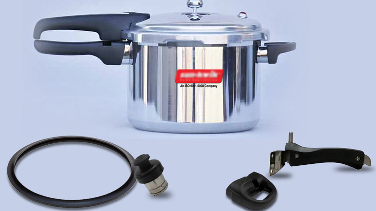 కుక్కర్లో వండటం వలన అందులోని రబ్బర్ అధిక వేడికి గురై.. అది కాస్త వదులుగా మారుతుంది. అలాంటి సందర్భంలో దానిని చల్లార్చిన అవసరం ఉంది. చల్లని నీటితో కడగడం గానీ, చల్లని ప్రదేశంలో ఉంచడం గానీ చేయాలి.