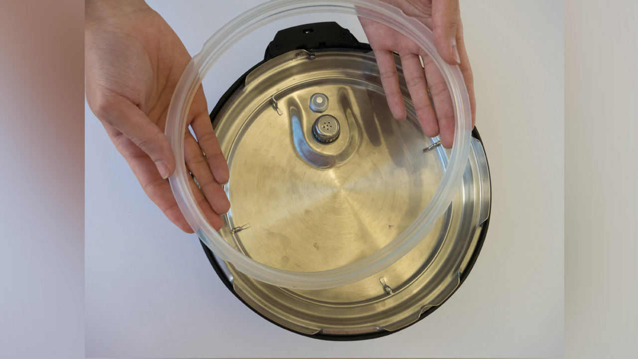 కొన్నిసార్లు కుక్కర్ రబ్బర్ చాలా వదులుగా మారుతుంది. అది మూత నుంచి బయటకు వస్తుంది. అలాంటి పరిస్థితిలో దానిని పడేసే బదులు.. మీ ఇంట్లో రిఫ్రిజిరేటర్ ఉంటే ఓ 10 నిమిషాలు అందులో ఉంచాలి. 10 నిమిషాల తర్వాత కుక్కర్ మూతపై మళ్లీ రబ్బర్ను పెట్టాలి. ఫ్రిజ్లో పెట్టడం వలన రబ్బర్ గట్టి పడుతుంది. ఫలితంగా మళ్లీ అతి కొత్త రబ్బర్ మాదిరిగా పని చేస్తుంది.