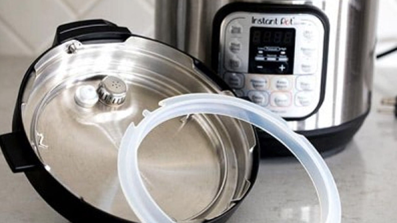 మీ కుక్కర్ రబ్బర్ వదులుగా ఉంటే పిండిని ఉపయోగించొచ్చు. కొంత పిండిని ముద్దగా చేసుకుని, కుక్కర్ మూత చుట్టూ అతికించాలి. తద్వారా ప్రెజర్ ఎక్కకువగా ఉంటుంది. అయితే, ఈ పరిష్కారం తాత్కాలికంగా మాత్రమే ఉపకరిస్తుంది.