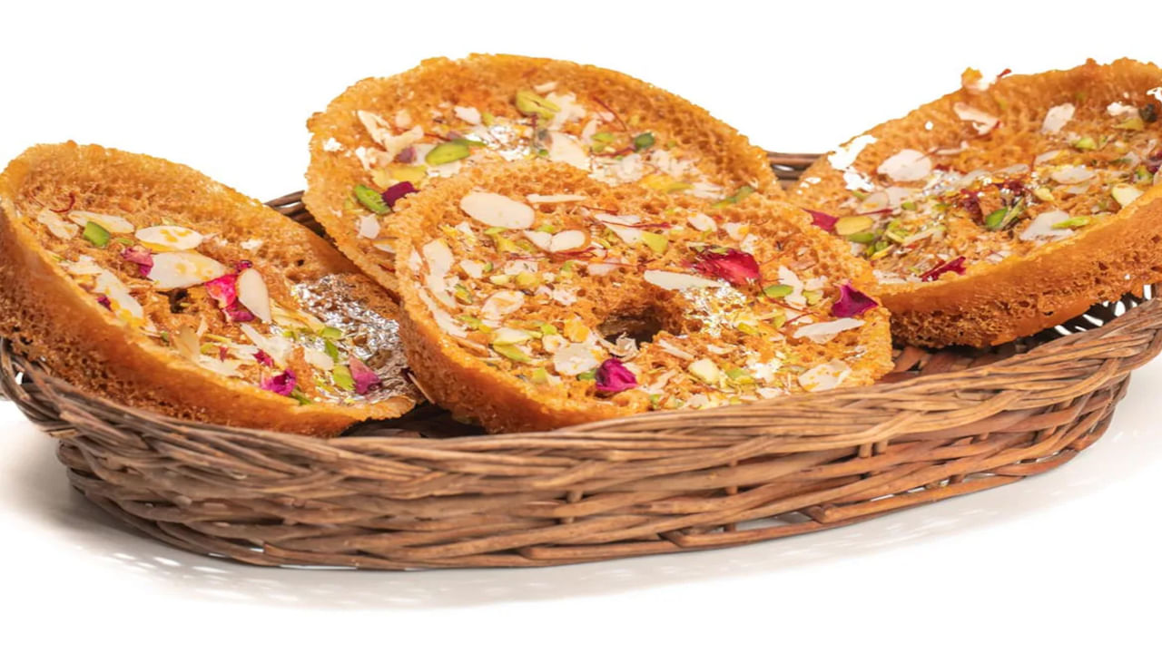 ఘేవర్ సాంప్రదాయ రాజస్థానీ స్వీట్. ఇది మీ వంటగదిలో సులభంగా తయారు చేయవచ్చు. వంటగదిలో లభించే పిండి, పాలు, నెయ్యి వంటి పదార్థాలను ఉపయోగించి దీన్ని సులభంగా తయారు చేసుకోవచ్చు. ఘెవార్ తయారు చేసిన తరువాత, దానిని చక్కెర పాకంలో నానబెట్టి, తరిగిన బాదం, గులాబీ రేకులు, ఖాజుతో అలంకరించండి. తద్వారా అది మరింత తియ్యగా మారుతుంది. ఇది హరియాలీ తీజ్ సమయంలో ప్రత్యేకంగా ఉపయోగించబడుతుంది.