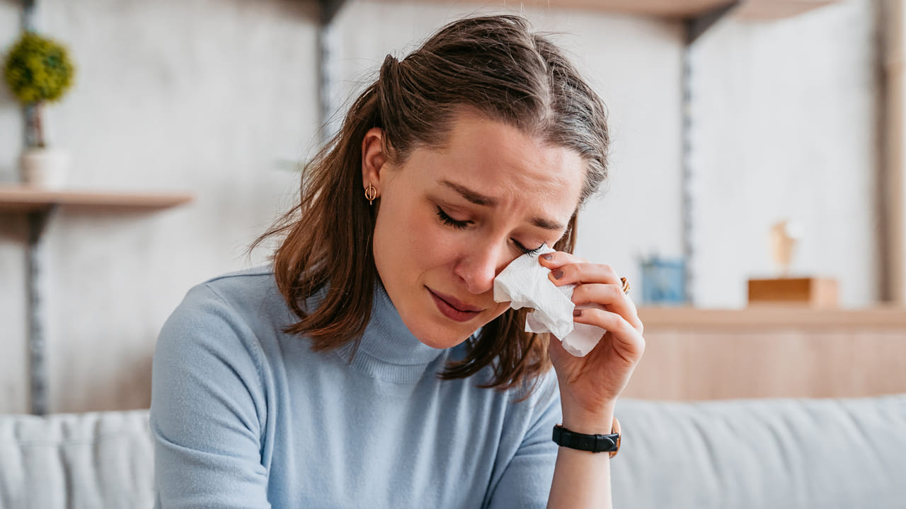 ఏడుపు మన కళ్ల ఆరోగ్యానికి కూడా మంచిది. ఇది దుమ్ము, దూళి, చెత్త నుంచి కళ్లను రక్షిస్తుంది. కన్నీటి ద్వారా కళ్లను శుభ్రం చేస్తుంది. ఆరోగ్యంగా ఉంచుతుంది. అంతేకాదు.. ఏడవడం వలన మనసులో బాధ కూడా తగ్గిపోతుంది.