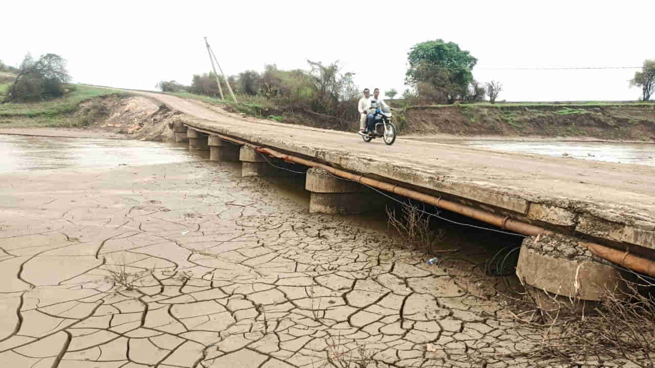 Andhra Pradesh: చిన్నవానకే కల్వర్ట్ వంతెన మునక.. ఏకంగా పదిహేను గ్రామాలకు రాకపోకలు బంద్!