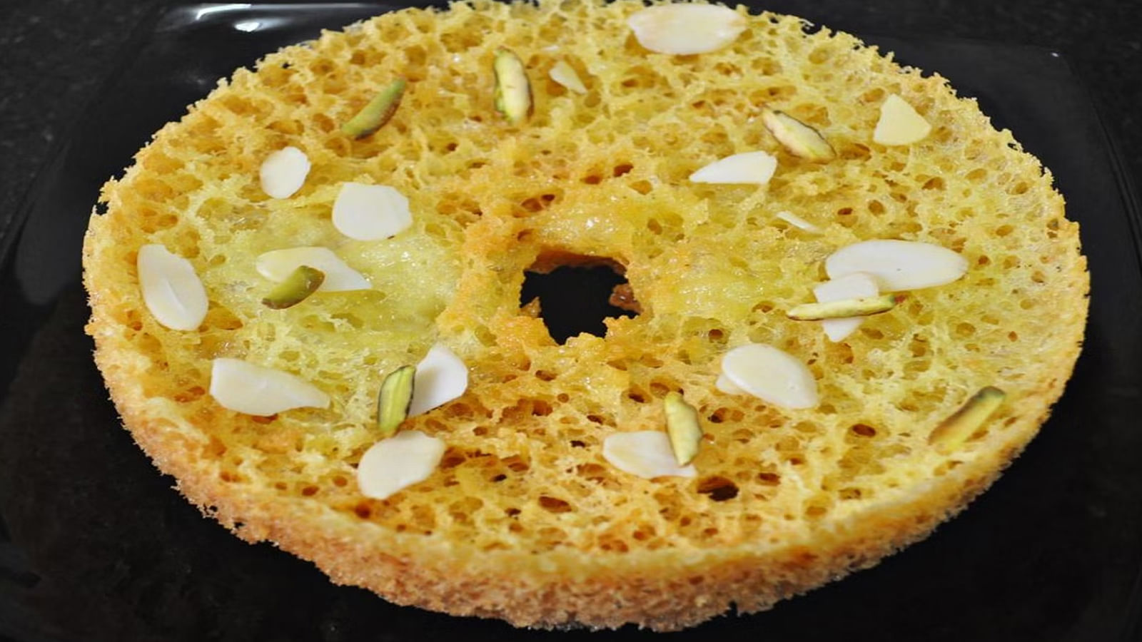 దానికి పాలు, పిండి, ఒక కప్పు నీరు కలపండి. మృదువైన పిండిని తయారు చేయడానికి ఈ పదార్థాలను కలపండి. ఫుడ్ కలర్ను నీటిలో కరిగించి, పిండిలో కలపండి. అవసరమైనంత ఎక్కువ నీరు కలపండి. పిండి చాలా పల్చగా అయ్యే వరకు కలపాలి.