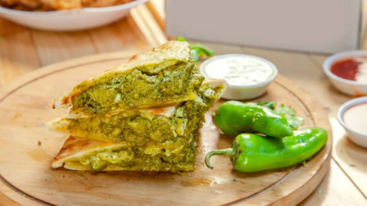 మిగిలిన చికెన్ ముక్కలను ముక్కలు చేయండి. పరాటాకు ఫిల్లింగ్‌గా చికెన్‌ను స్టఫ్ చేయండి. పరాటాను బాగా వేయించాలి. చికెన్ పరోటా సిద్ధం చేయండి. ఈ పోస్ట్ ఆఫీసుకి లంచ్ తీసుకోవచ్చు.